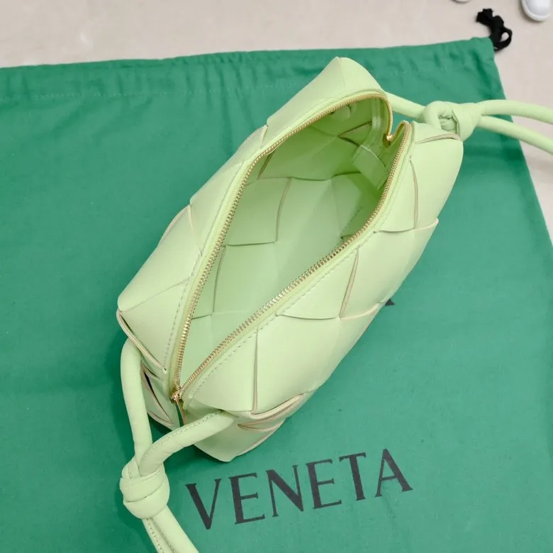 Batch 1360 #BV New Cassette camera bag📷Classic sheepskin woven material, matte texture, soft and delicate, high-end fashionable and unobtrusive. Clever handwork makes its structure very three-dimensional, so it also brings a large capacity, the bag body is very simple and attractive, giving everyone a fashionable and interesting visual experience. Zipper opening and closing, practical, lightweight when carried on the body, and the upper body has an American feel and is a bit playful and cute [Hey ha] Size: 22x14x10, Model: 6600#